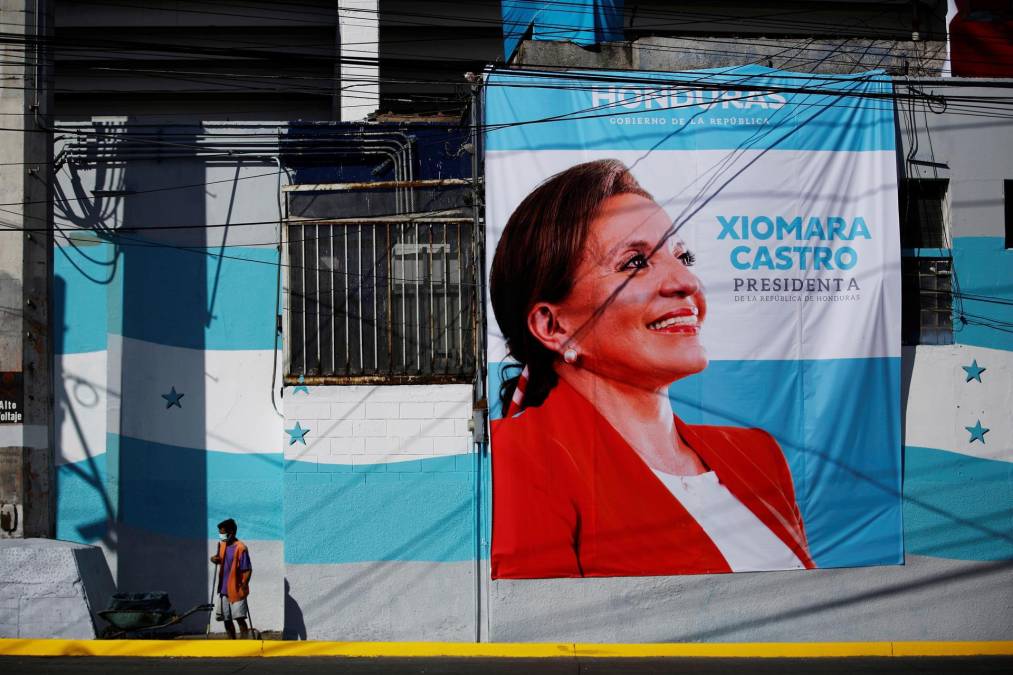 Xiomara Castro de Zelaya asumirá, este jueves 27 de enero de 2022, la Presidencia de Honduras siendo la primera mujer en la historia política del país en lograr este hito. Desde ya, en calles y alrededores del Estadio Nacional de Tegucigalpa se percibe el fervor y entusiasmo que engloba el acto de investidura presidencial. Fotografía: EFE