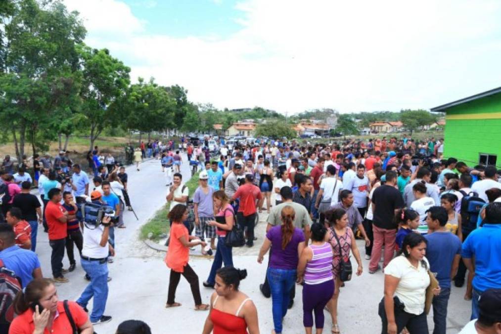 Vecinos del lugar se aproximaron al lugar de la masacre.