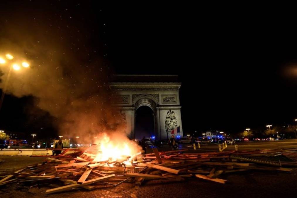 La tensión registrada en París contrastó con el ambiente más distendido del resto del país, donde al igual que el sábado pasado los 'chalecos amarillos' bloquearon carreteras y puntos logísticos, abrieron peajes de automóviles y organizaron protestas.<br/>