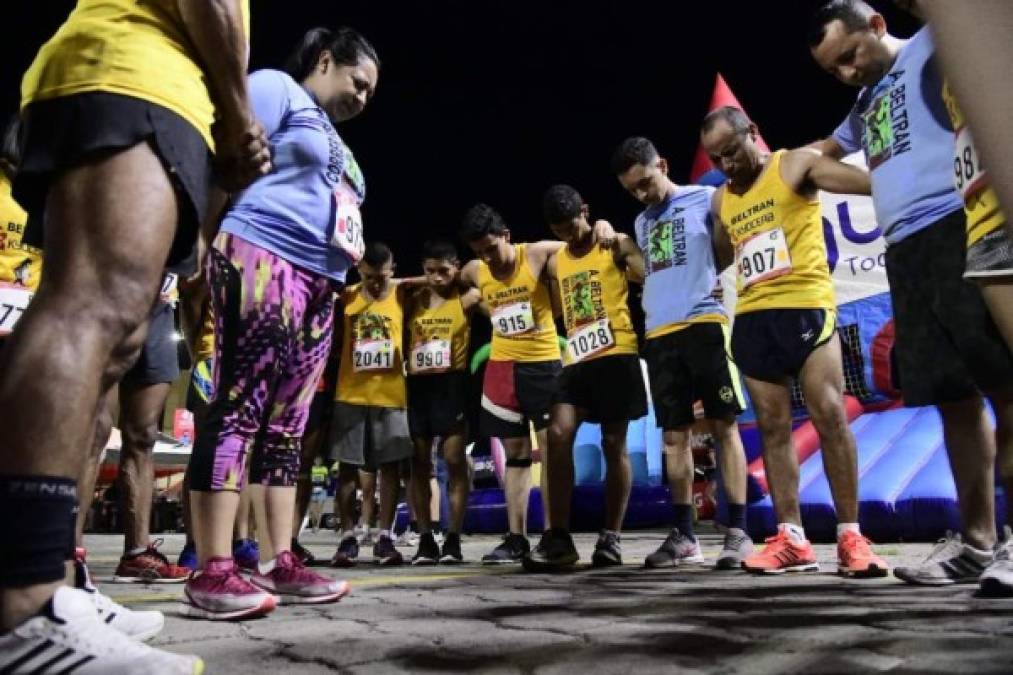 Previo al inicio de la competencia, los corredores pusieron todo en manos de Dios.