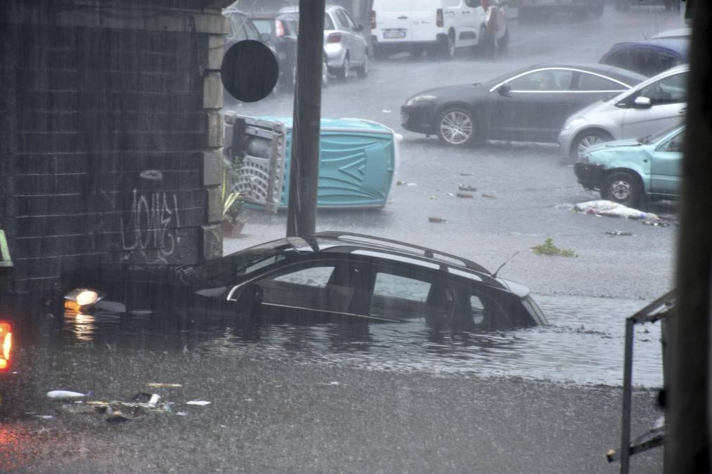 Al menos dos personas murierono y una mujer está desaparecida a causa de las lluvias torrenciales que azotan la provincia italiana de Catania, en la isla de Sicilia (sur), con gran parte del territorio en alerta roja por el temporal.