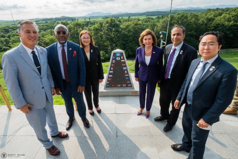 Pelosi publicó imágenes en Twitter que muestran su desplazamiento a la frontera con el Norte, donde las fuerzas de los dos vecinos se encuentran cara a cara.