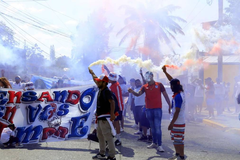 La barra Ultra Fiel asistió a La Ceiba para alentar a su amado Olimpia y le puso color al ambiente previo al partido.