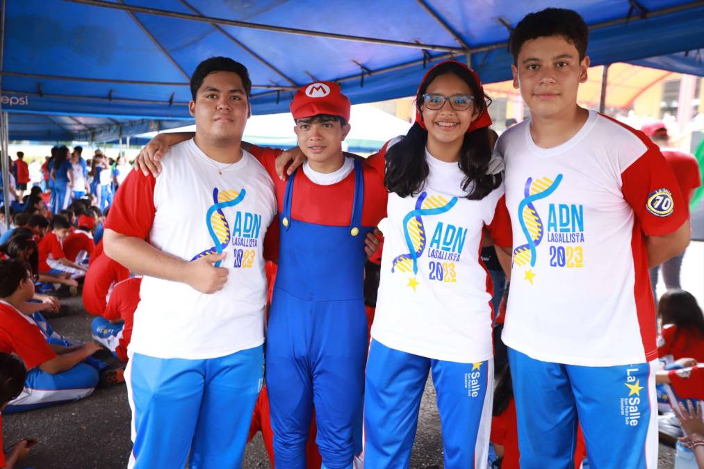 José Kury, mascota del equipo rojo Mario Bros (Denzel Chávez), Camila Villega y Diego Medína.