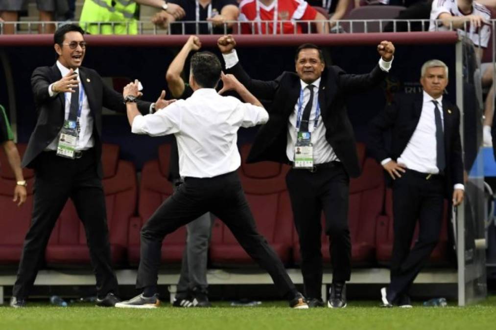 El entrenador Juan Carlos Osorio celebrando el triunfo de México al final del partido. Foto AFP