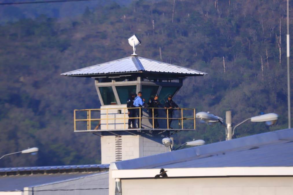Imágenes: helicópteros, patrullas y 2,500 agentes en intervención de cárcel “El Pozo”