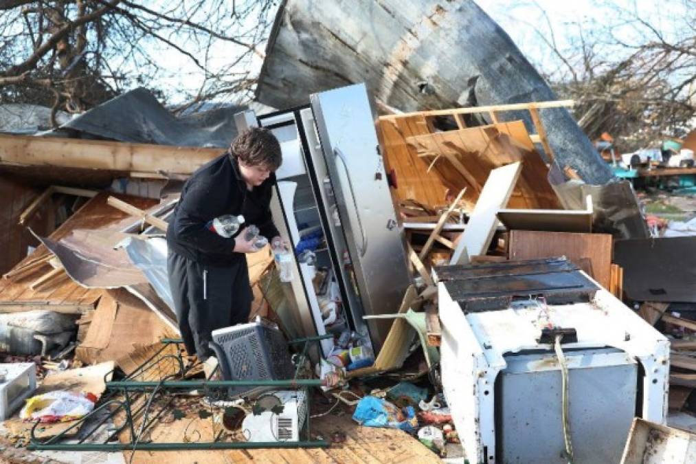 Los residentes que salvaron sus vidas tras evacuar sus hogares, regresaron este jueves a sus comunidades para buscar sus pertenencias.