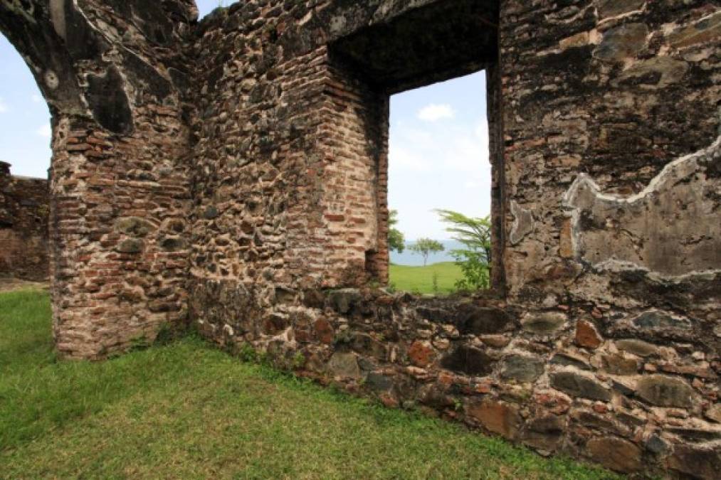 Las gruesas paredes de la pequeña fortificación de Santa Bárbara permanecen en pie, desafiando al olvido y las inclemencias del tiempo.