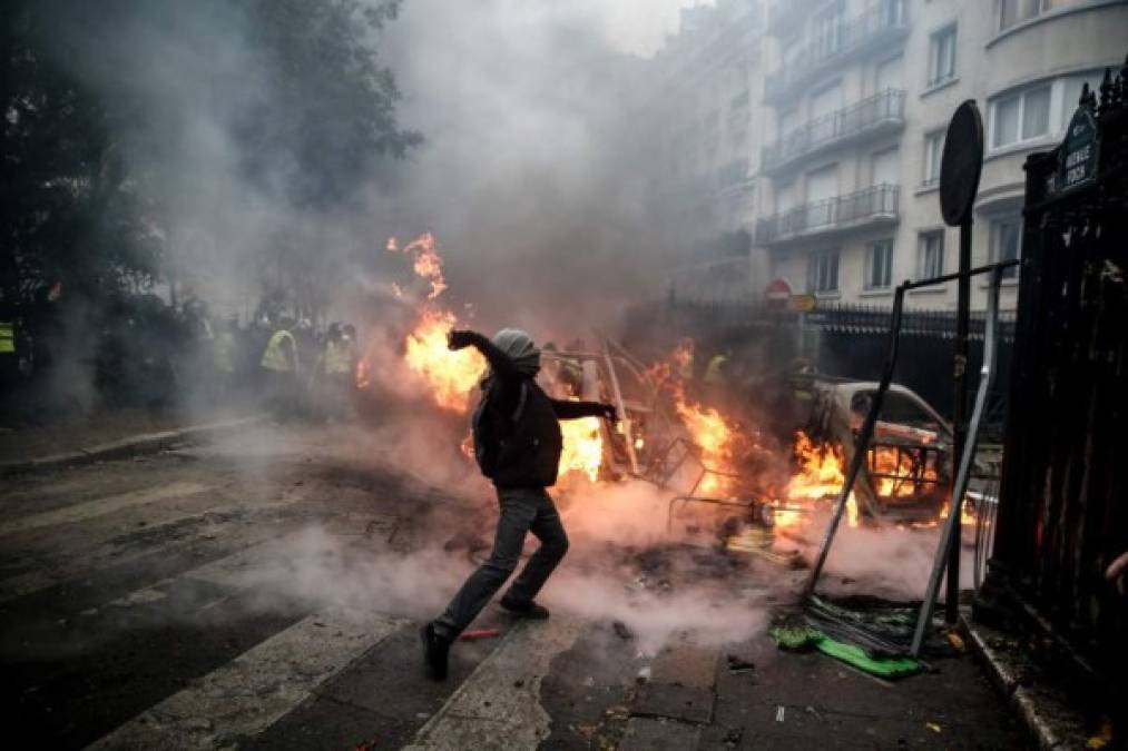 Louis comparte la versión del ministro de Interior, Christophe Castaner, que anoche denunció los destrozos de 'reventadores profesionales', y opina que estos grupos habían inspeccionado la zona el día anterior, pero que también había 'oportunistas' y amantes del caos.<br/><br/>'Somos los franceses los que vamos a pagar estos destrozos. Estos chavales son anarquistas, no tienen valores, solo quieren destrozar, y de hecho cuando se fueron los grupos aún quedaban algunos sueltos, completamente borrachos, que robaban en los coches y después les prendían fuego', narra Louis.