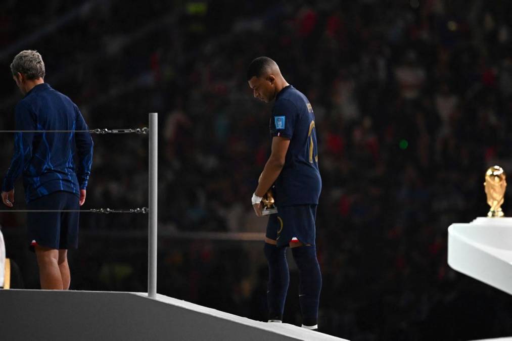Kylian Mbappé se mostró muy triste cuando pasó a recoger la medalla de subcampeón del mundo.