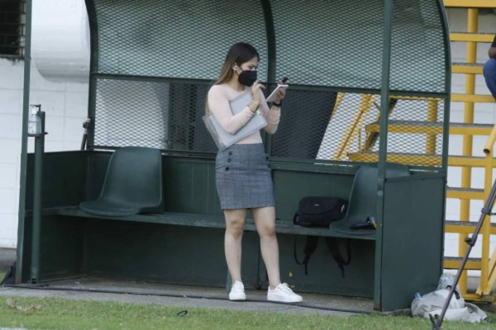 La joven periodista Karla López estuvo laborando en el choque donde Platense y Real Sociedad empataron 1-1 en el Excélsior.