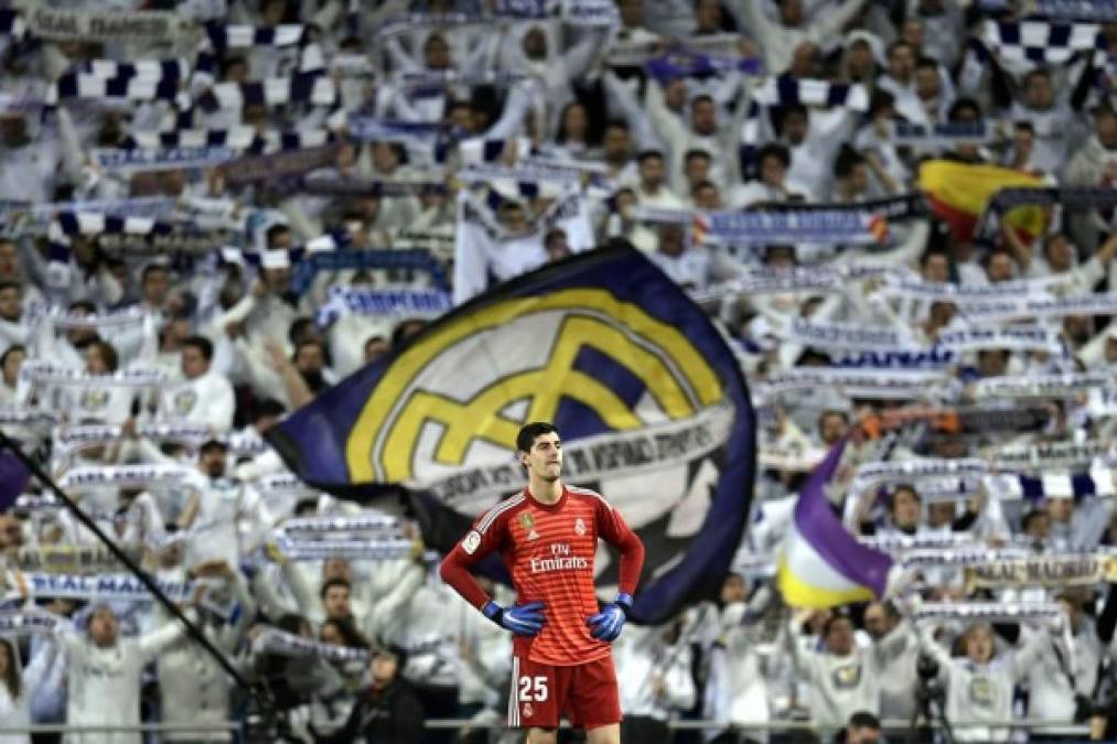 El guardameta belga del Real Madrid, Thibaut Courtois, y de fondo los aficionados madridistas.