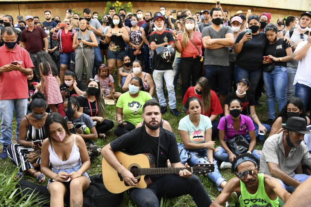 Conocida por su voz aguda y canciones tristes, Mendonça irrumpió en una escena musical del country brasileño dominada durante mucho tiempo por los hombres y marcada por el machismo. Fue una figura destacada del floreciente género de “feminejo”, o sertanejo hecho por mujeres.