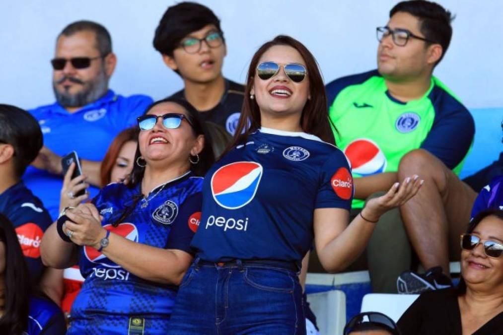 Aficionadas motagüenses disfrutando del partido de su equipo contra Platense.