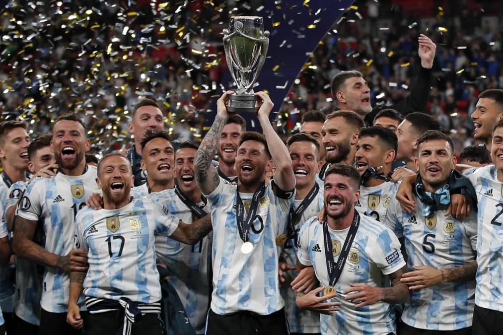 Capitán Messi levantando el trofeo de supercampeones en la Finalissima.