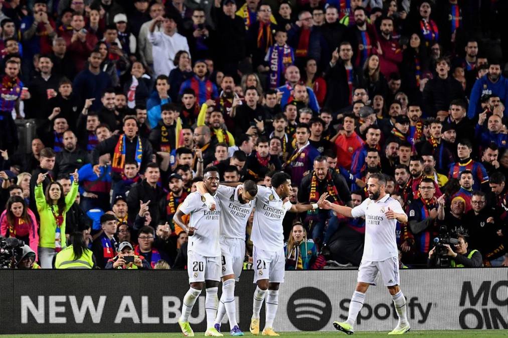 Vinicius fue felicitado por sus compañeros tras marcar el 0-1 del Real Madrid en el Spotify Camp Nou. Al fondo, el enfado de la afición del Barcelona.