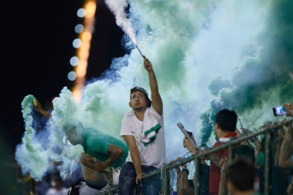 Aficionados del Platense pusieron el ambiente en el Excélsior con bengalas.