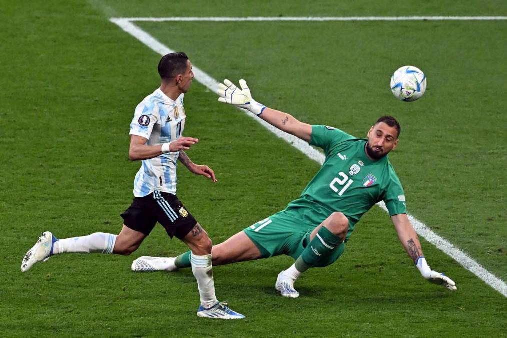 Así definió Ángel Di María ante su excompañero del PSG, Gianluigi Donnarumma, para el 0-2 de Argentina. ¡Qué golazo!