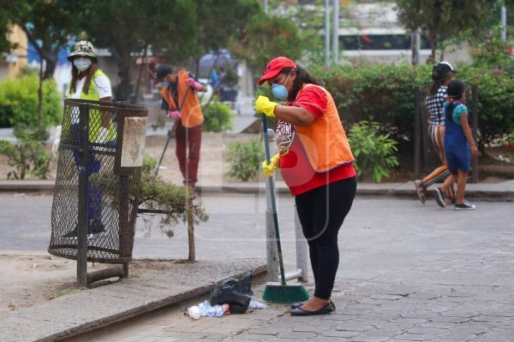 El personal de aseo municipal también salió a las calles para realizar su trabajo utilizando mascarillas y guantes.