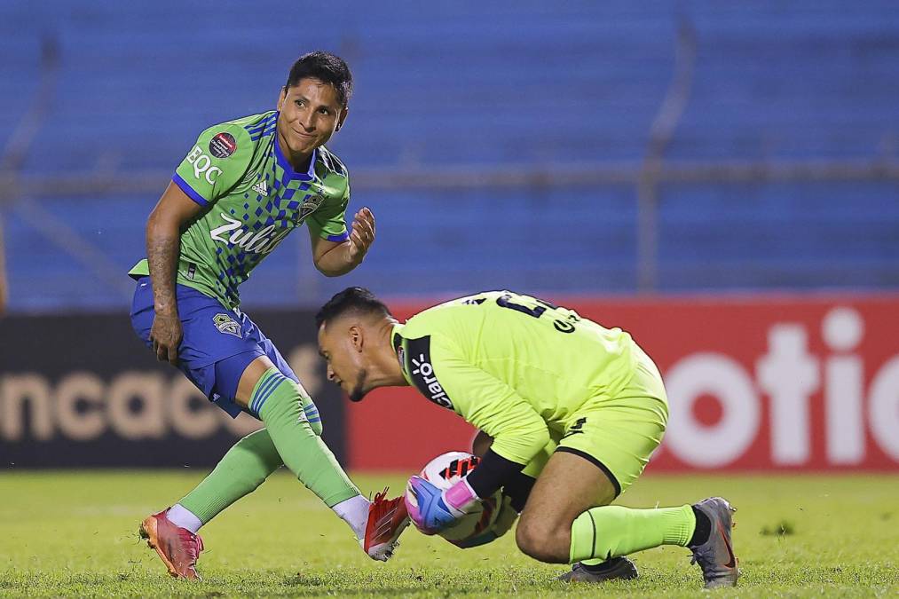 Marlon Licona se queda con el balón ante la presión del peruano Raúl Ruidíaz.