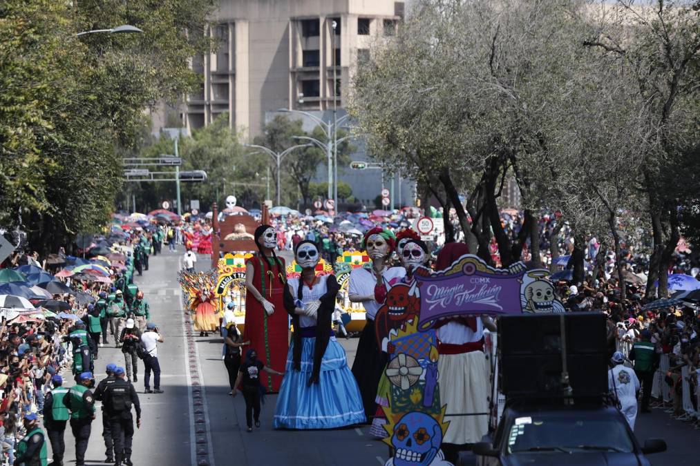 Las grandes protagonistas de este desfile fueron las catrinas, la famosa figura de un esqueleto vestido de gran dama creada por el artista José Guadalupe Posada (1852-1913) y bautizada por Diego Rivera (1886-1957), que simboliza esta festividad