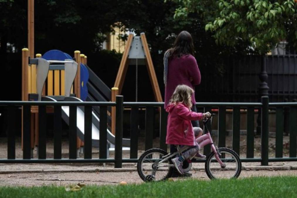 Para los menores de 14 años, las salidas están autorizadas desde este domingo una hora diaria desde las 09H00 y las 21H00, en un radio de un kilómetro en torno al domicilio, acompañados por uno de los padres o un cuidador. Y cada padre podrá salir con tres hijos como máximo.