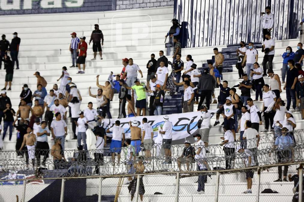 Aficionados del Comunicaciones también se hicieron presentes en el estadio Nacional.