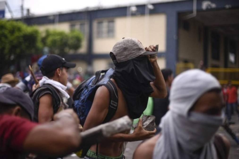 Migrantes rompen valla en frontera e ingresan por la fuerza a México