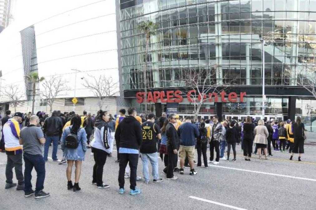 La ceremonia se realizó en el Staples Center, sede de los Lakers con el que el basquetbolista logró cinco campeonatos en sus dos décadas como profesional.<br/>