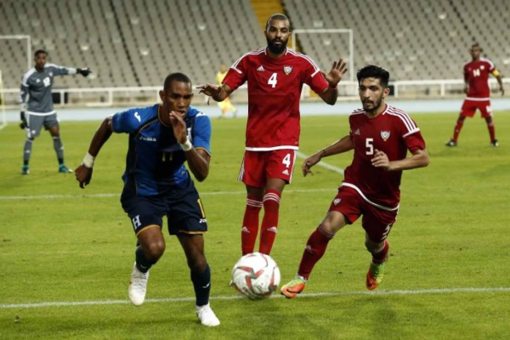 Jerry Bengtson volvió a vestir la camiseta de la Selección de Honduras después de mucho tiempo. Entró de cambio en el segundo tiempo contra Emiratos Árabes Unidos. Foto AFP