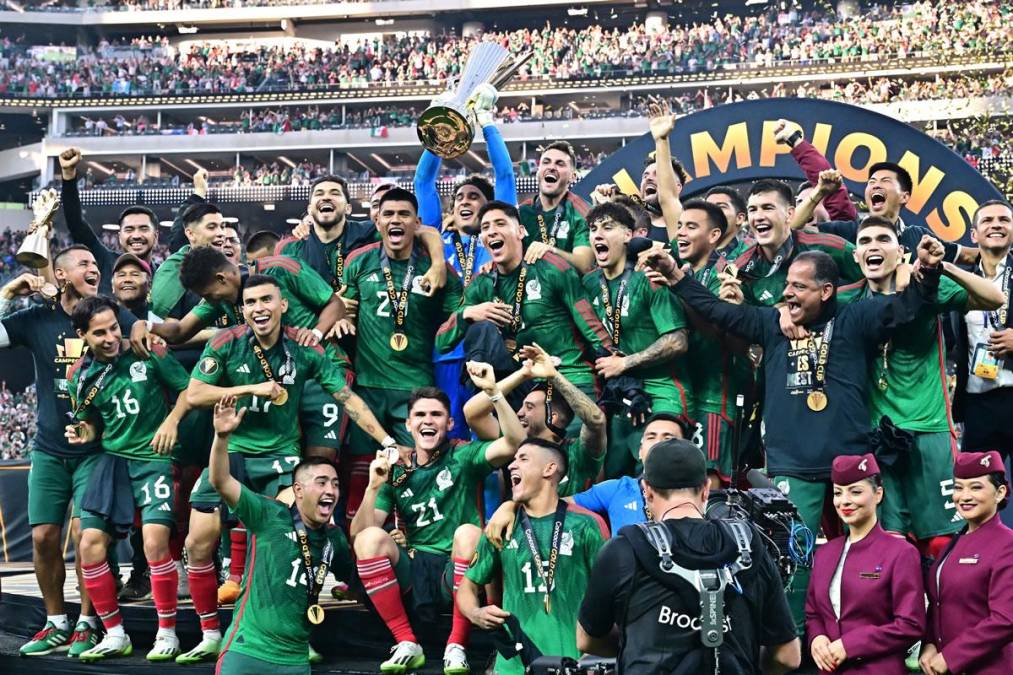 Los jugadores de México celebrando con el trofeo de campeones de la Copa Oro 2023.