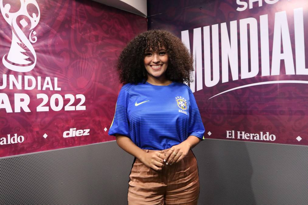 Emma Ramos es la más joven de las tres, pero a su corta edad, es una periodista destacada de Diario Diez gracias a su talento, carisma y pasión. En 2019, realizó la cobertura del Mundial Femenino, que se celebró en Francia. 