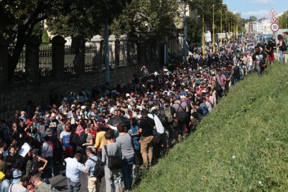 Más de 1.000 migrantes salieron a pie este viernes de la principal estación de ferrocarril de Budapest rumbo 'a Austria', después de que las autoridades húngaras suspendieran el martes los enlaces ferroviarios internacionales.