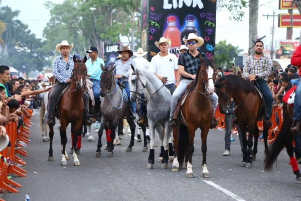 Colorido desfile de las carrozas en San Pedro Sula