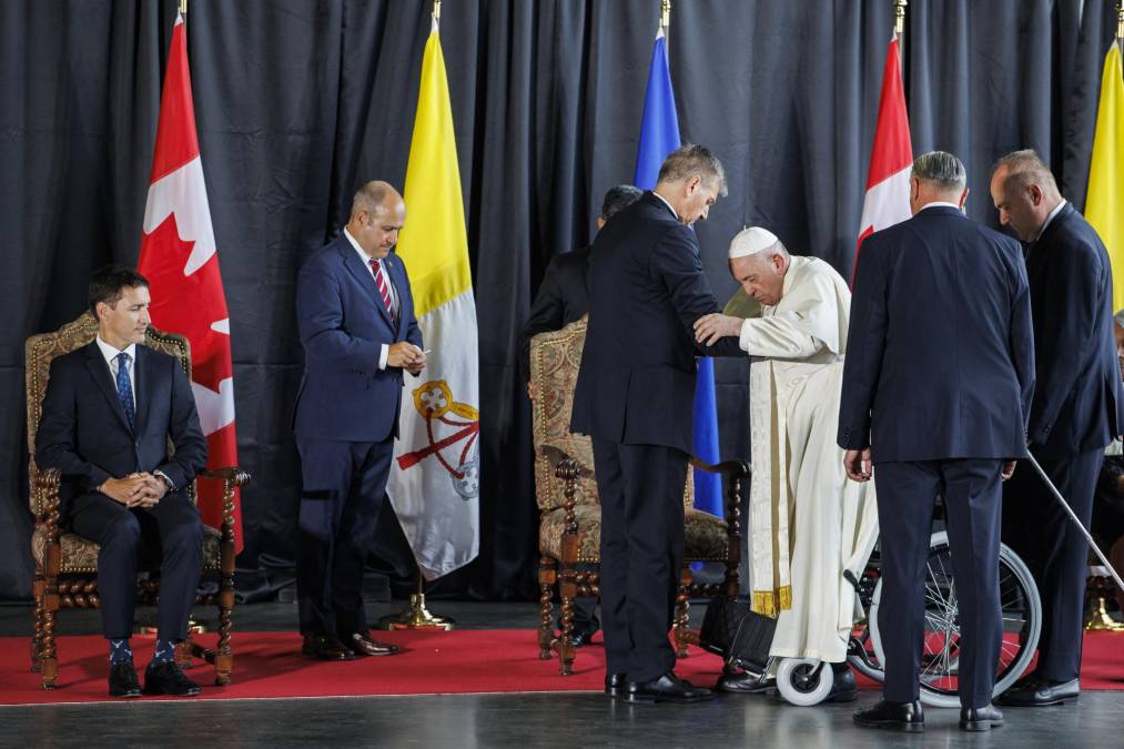 Debilitado por dolores en las rodillas, el jesuita argentino se presentó el domingo en silla de ruedas pero sonriente durante su llegada a Edmonton. Su agenda fue acomodada para evitar grandes desplazamientos por su estado de salud, según los organizadores.