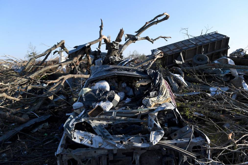 “Se prevén ráfagas destructivas. No se pueden descartar tornados”, dijo la agencia. 