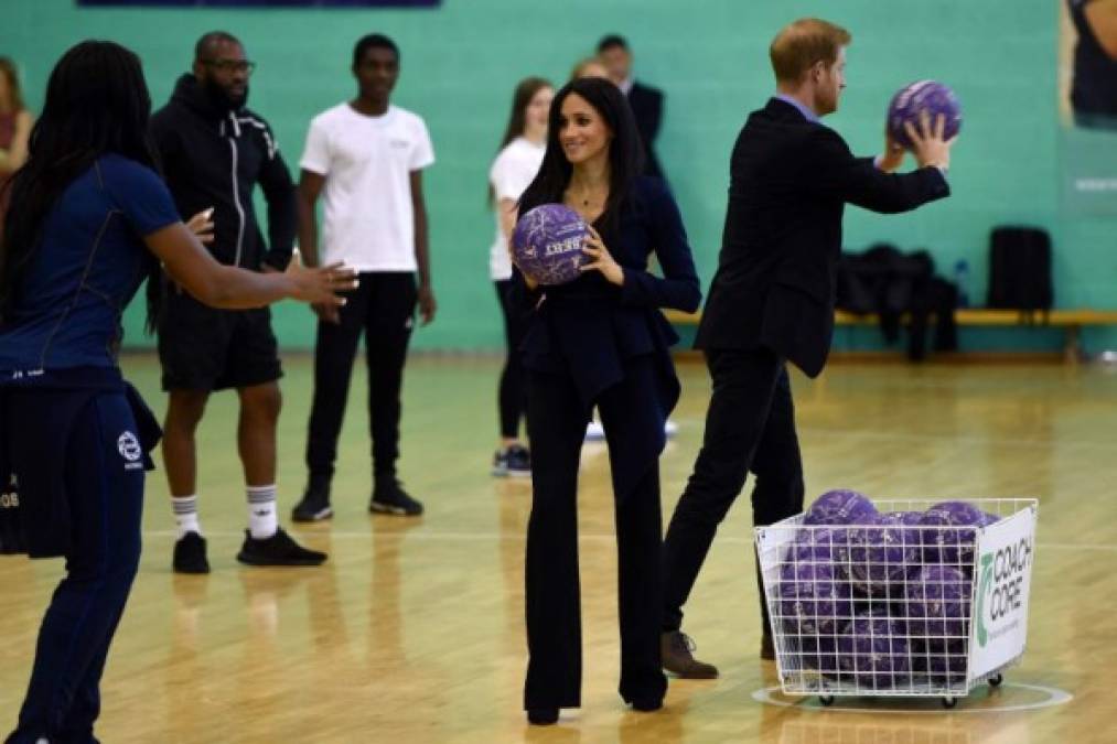 Para la cita, a la que Markle acompañó al príncipe Harry, la duquesa optó por un top azul marino de Oscar de la Renta y un pantalón campana. Meghan completó su estilismo optando por llevar por primera vez el cabello liso.