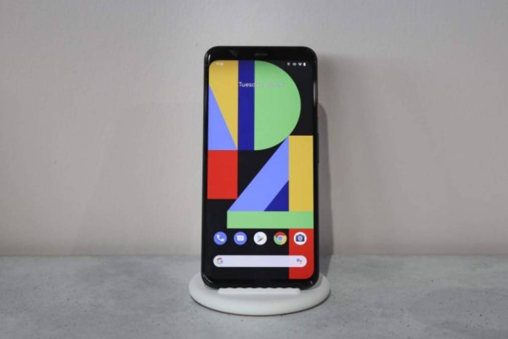 Con un diseño revisado, vidrio en la parte posterior del dispositivo -como lo ha hecho la competencia con la mayoría de los dispositivos de alta gama- y dos cámaras integradas en la parte posterior del teléfono, el Pixel 4 tiene algunas similitudes con la última versión de la de su competidor Apple, el iPhone 11.