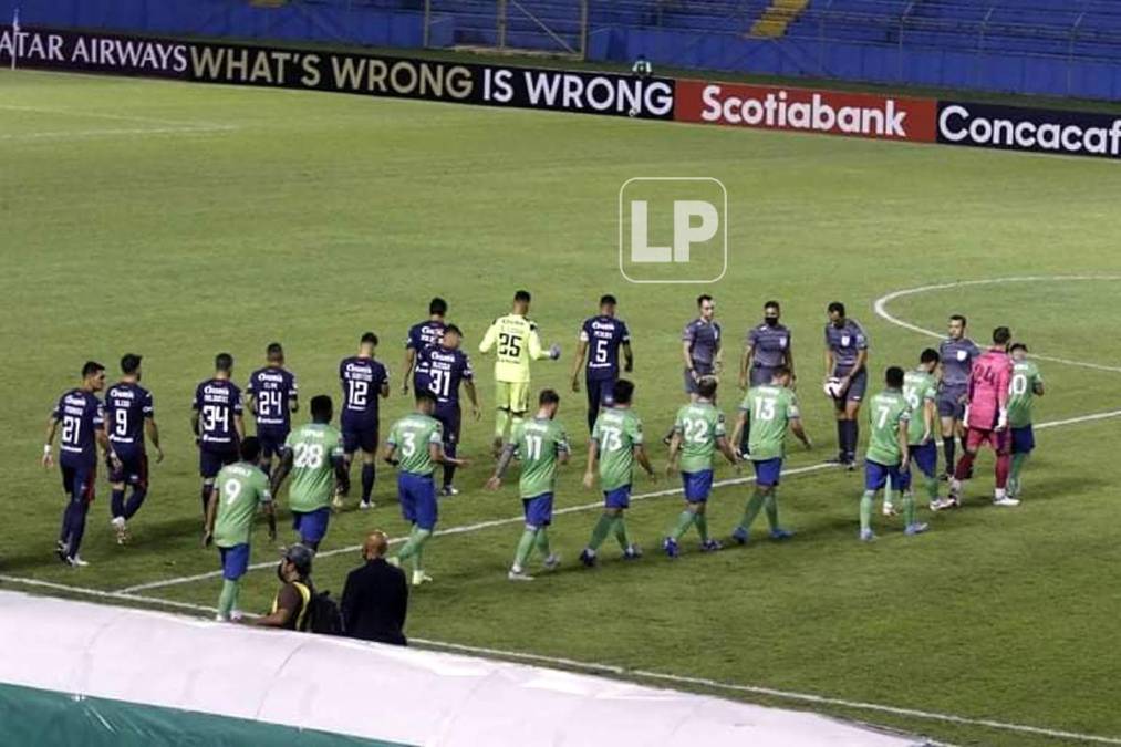 Los jugadores de Motagua y Seattle Sounders entrando al campo para el inicio del partido.