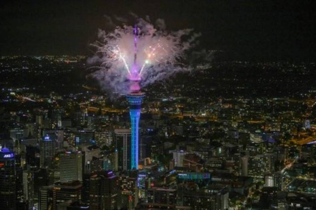 Sky Tower de Nueva Zelanda en su esplendor para recibir el Año Nuevo.