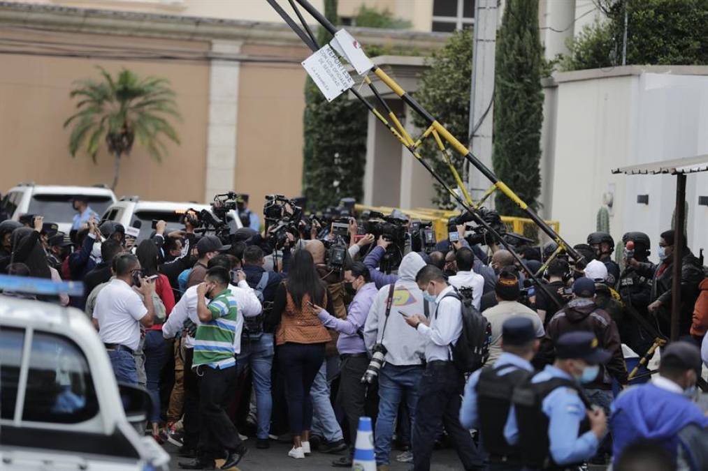 Medios de comunicación permanecen a la espera de la detención de Hernández.