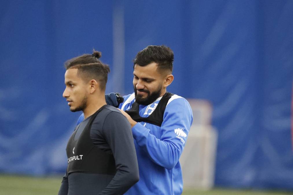 Jorge Álvarez colocándole el GPS a su compañero Edwin Rodríguez antes de empezar el entrenamiento.