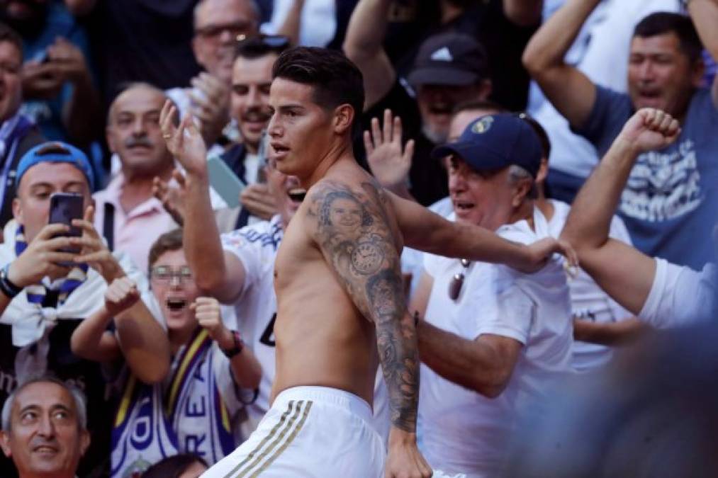 Sin camiseta, James Rodríguez se lanzó a las graderías del Santiago Bernabéu para festejar su anotación con la afición madridista.