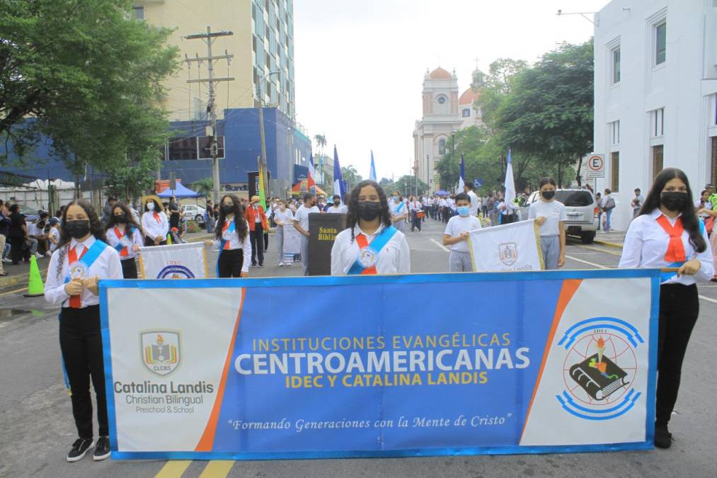 La Escuela Evangélica Centroamericana Catalina Landis Oficial se presentó con todos sus estudiantes para representar y promover la cultura catracha de la mejor manera.