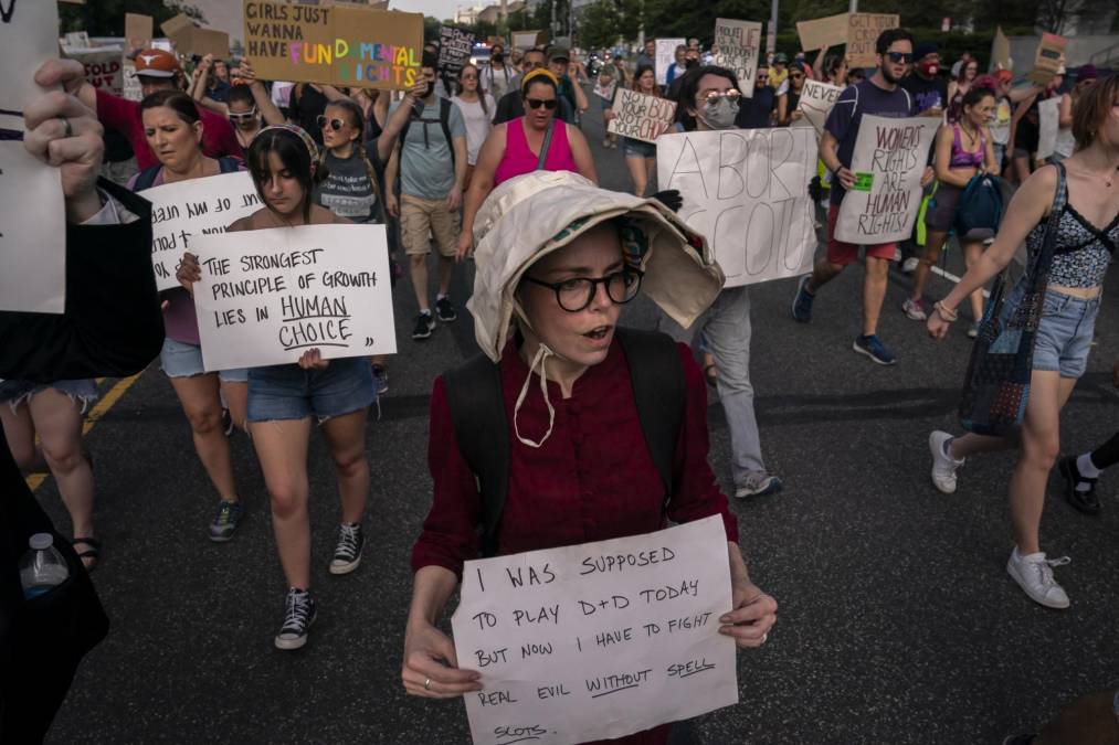 Mark Cavaliere, director de la organización Southwest Coalition for Life, que diseña programas y campañas contra el aborto, defiende criminalizar a aquellos que ayudan a alguien a ejecutar el procedimiento. . “Quienes realizan los procedimientos son quienes cometen actos de violencia contra mujeres y niños”, dice.