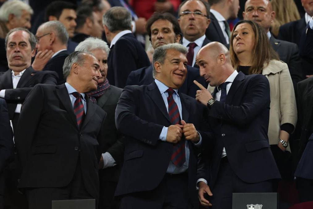 El presidente del Barcelona, Joan Laporta, feliz en el palco junto a Luis Rubiales, Presidente de Real Federación Española de Fútbol.
