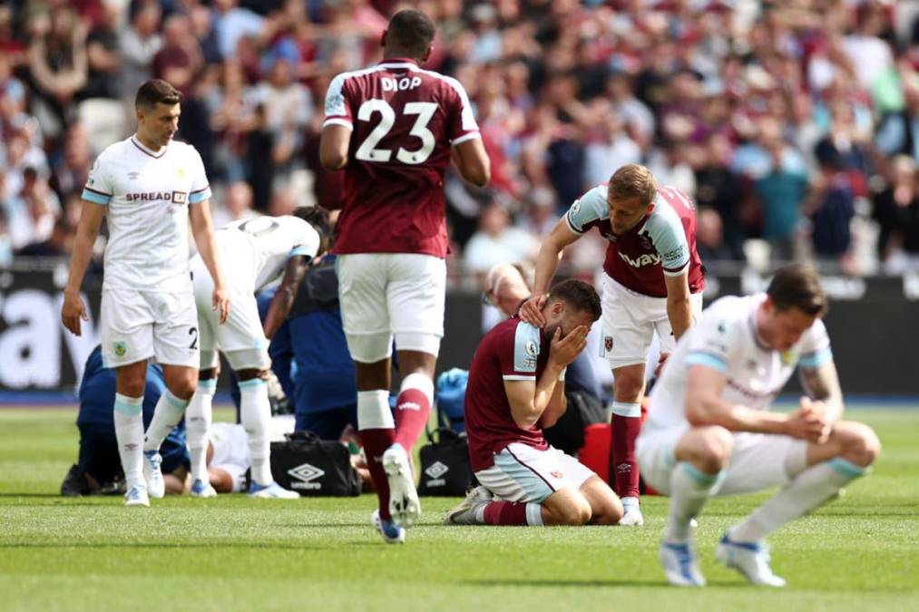 Una entrada sin mala intención y a destiempo de Nikola Vlasic provocó la lesión de Ashley Westwood, por lo que el jugador del West Ham no pudo contenerse las lágrimas al ver cómo estaba el pie de su compañero de profesión. 