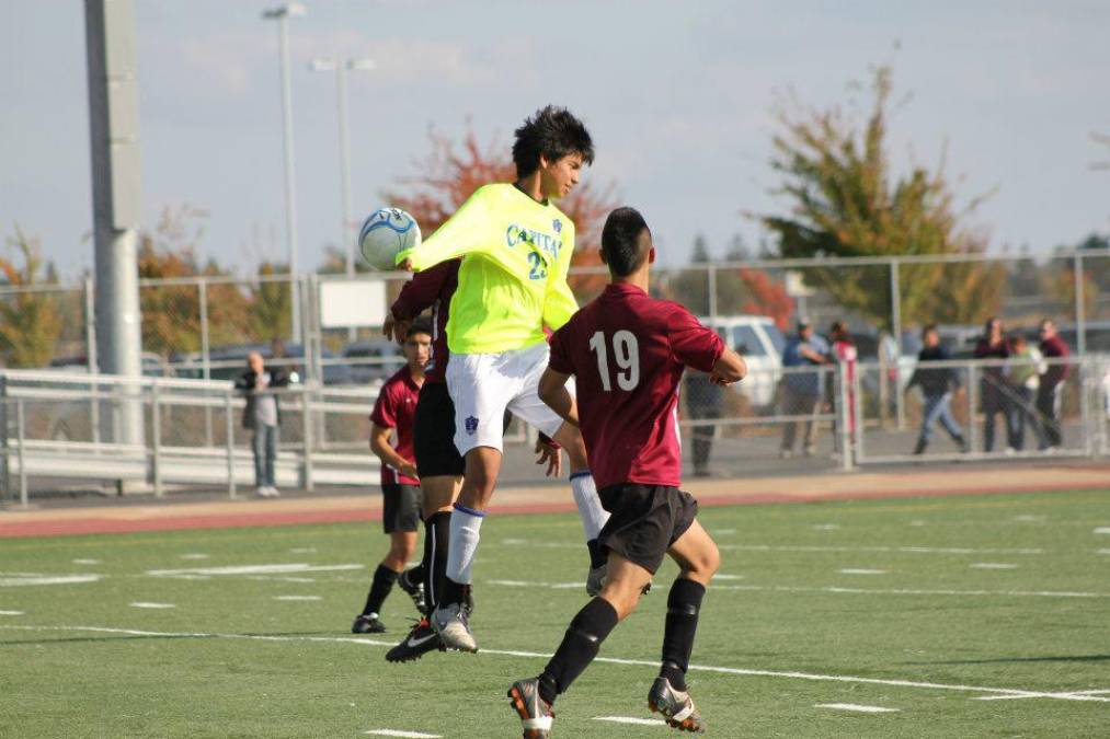 Dubón en un partido de fútbol en la Capital Christian School de Estados Unidos.