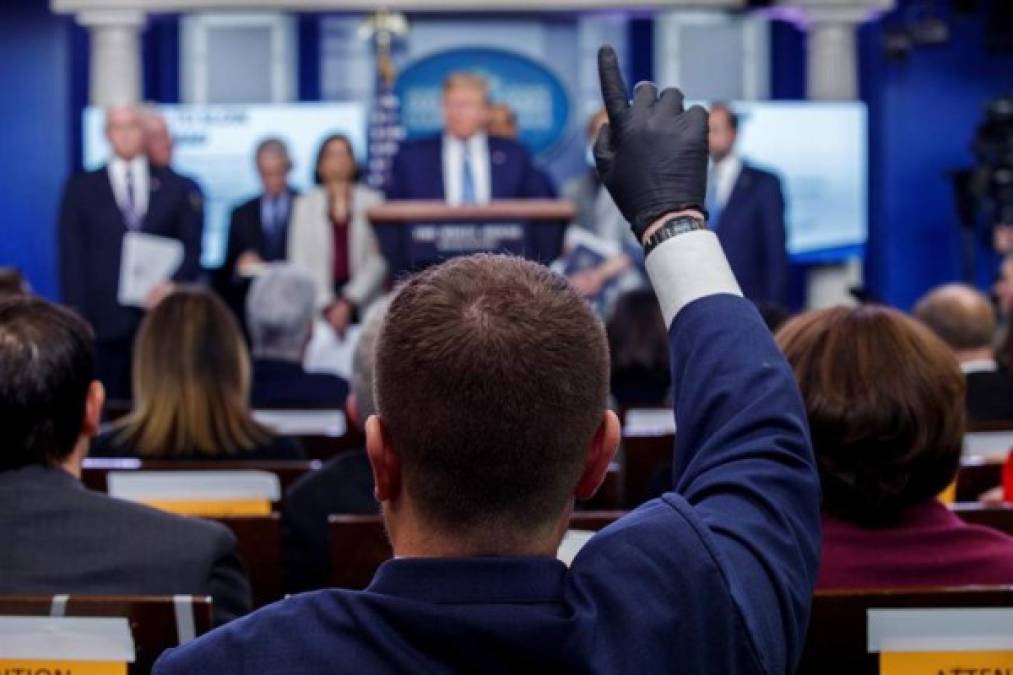 Los periodistas que asisten a las conferencias diarias del mandatario son obligados a utilizar guantes y pasan varios controles de toma de temperatura y escaners para mostrar que no representan un riesgo para Trump.