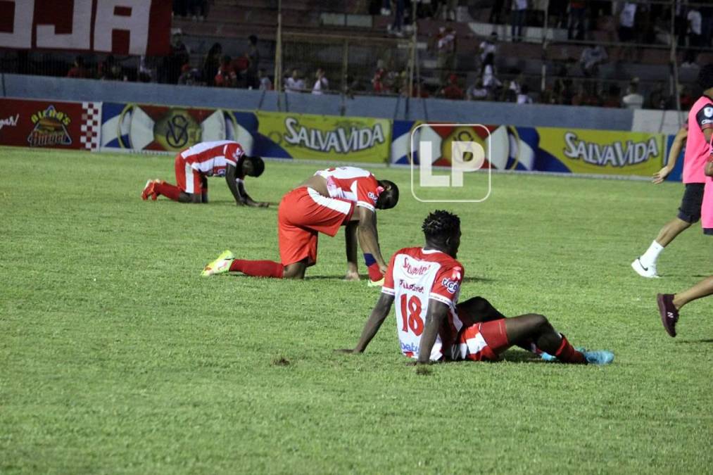 La tristeza de los jugadores del Vida tras la derrota contra el Olimpia.